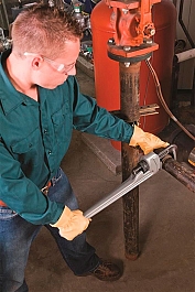 Применение алюминиевого прямого трубного ключа 48" Ridgid Aluminum Heavy Duty 848